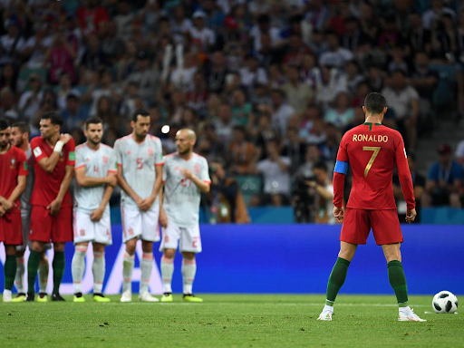 Cristiano Ronaldo chuẩn bị thực hiện cú sút phạt knuckleball nổi tiếng với quỹ đạo bóng khó lường