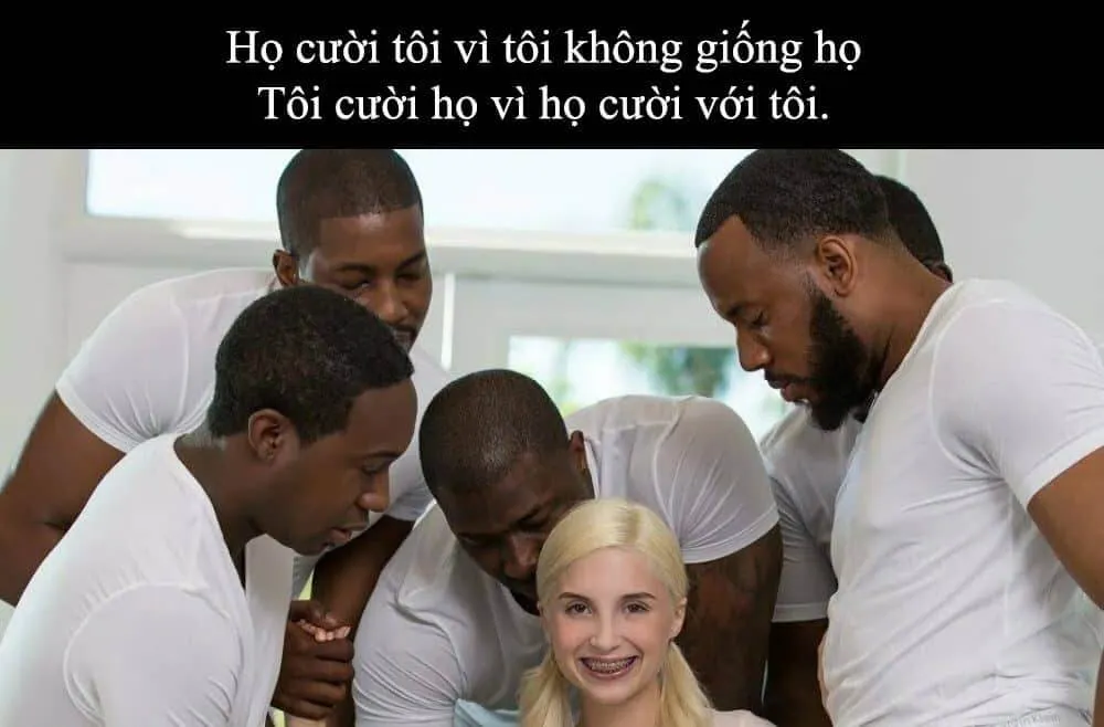 Ảnh vui cô gái da trắng ngồi giữa năm anh da đen