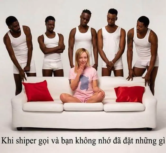 Ảnh chế năm anh da đen vây quanh cô gái da trắng