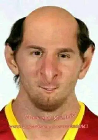 Messi với cái đầu trọc giống hệt Rô béo