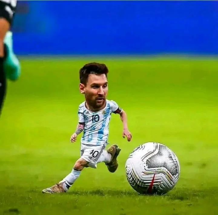 Hình chế Messi hóa robot sút bóng cực mạnh
