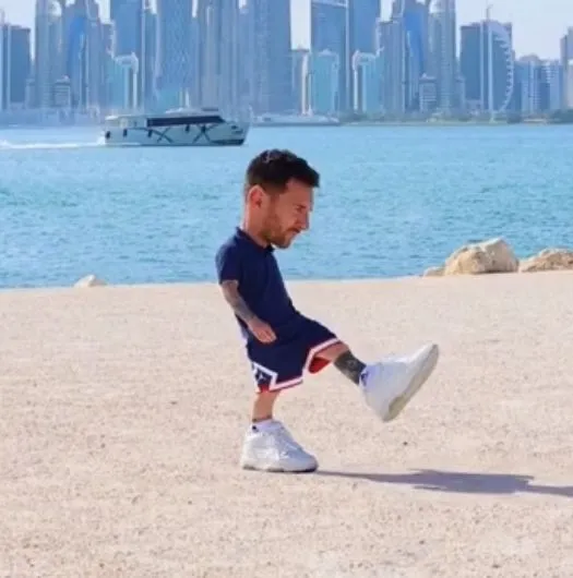 Biếm họa Messi cưỡi quả bóng bay trên trời