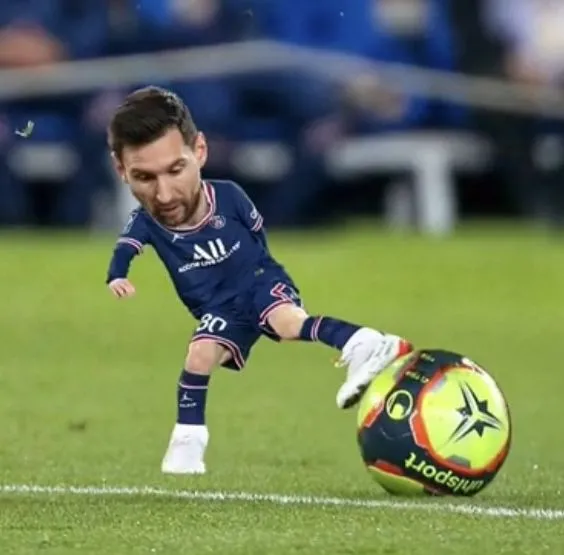 Tranh hài Messi sút bóng bay tận lên mặt trăng
