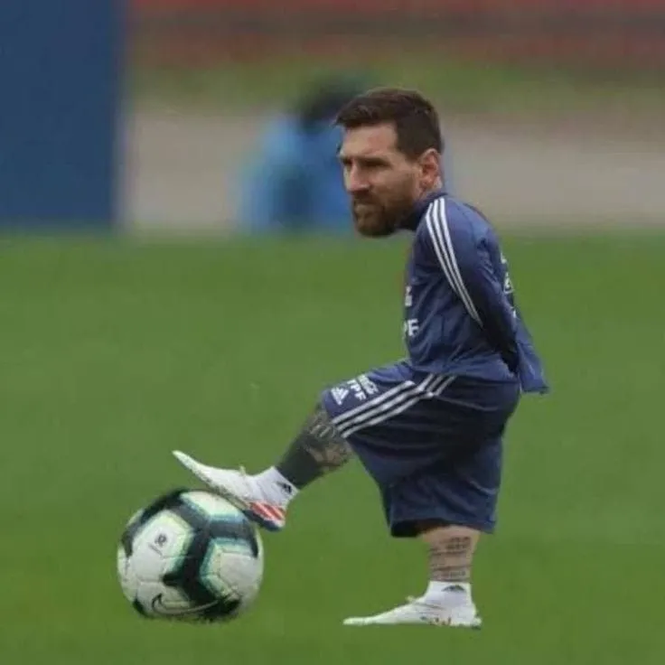 Biếm họa Messi đang ôm quả bóng khổng lồ