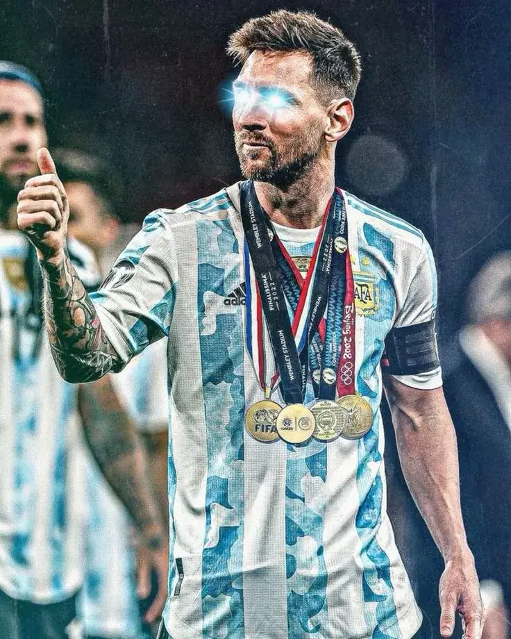 Tranh vẽ Messi ngồi khóc trên quả bóng khổng lồ