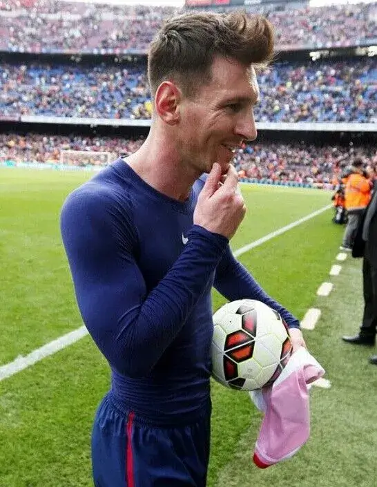 Tranh biếm họa Messi hóa ông cụ non đáng yêu