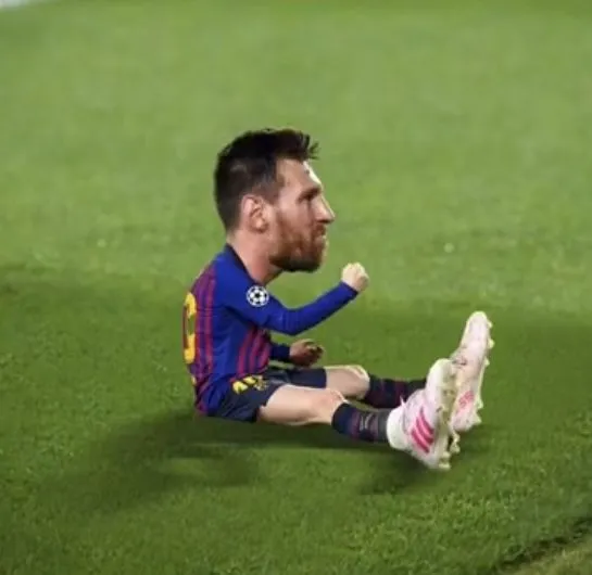Hình chế Messi đầu nhỏ thân khổng lồ gây cười
