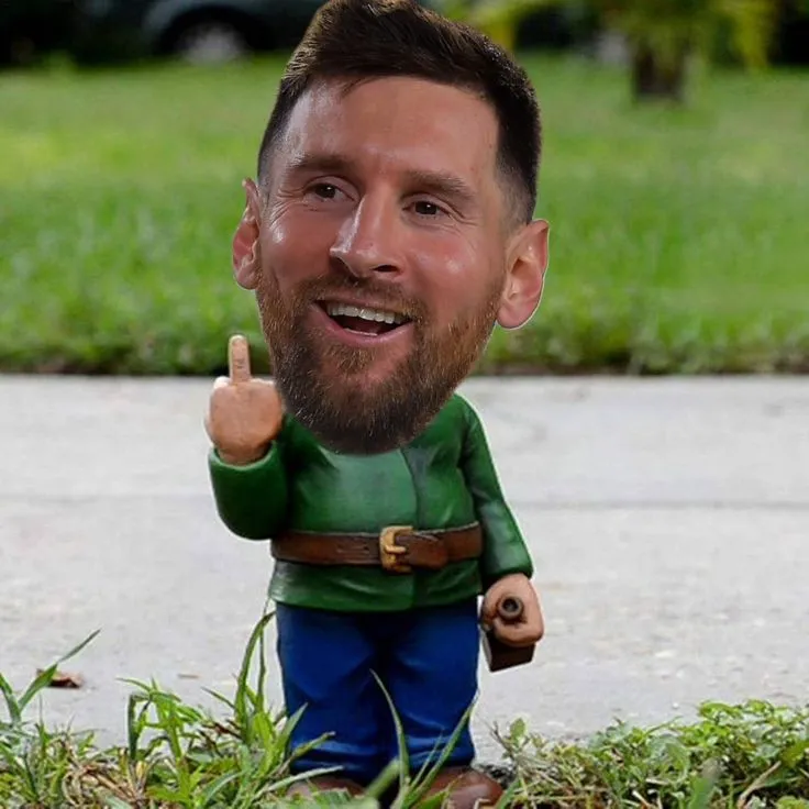 Biếm họa Messi sút bóng làm vỡ cả màn hình