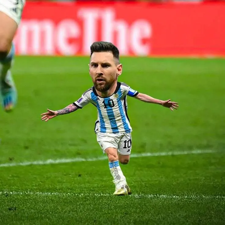 Biếm họa Messi chạy nhưng chân thành bánh xe lăn
