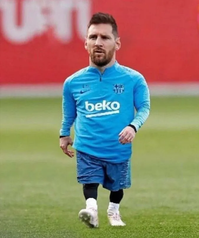 Ảnh biếm họa Messi đầu hói với nụ cười troll