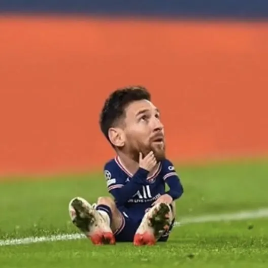 Ảnh chế Messi hóa chú lùn cầm bóng siêu to