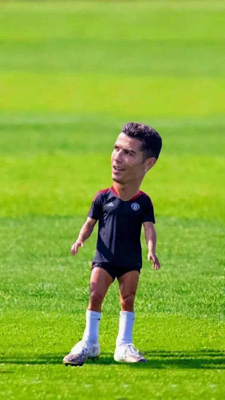 Hình chế Ronaldo đôi chân dài miên man vô lý