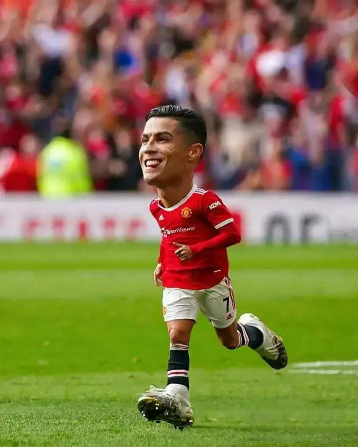 Biếm họa Ronaldo nhỏ tí hon