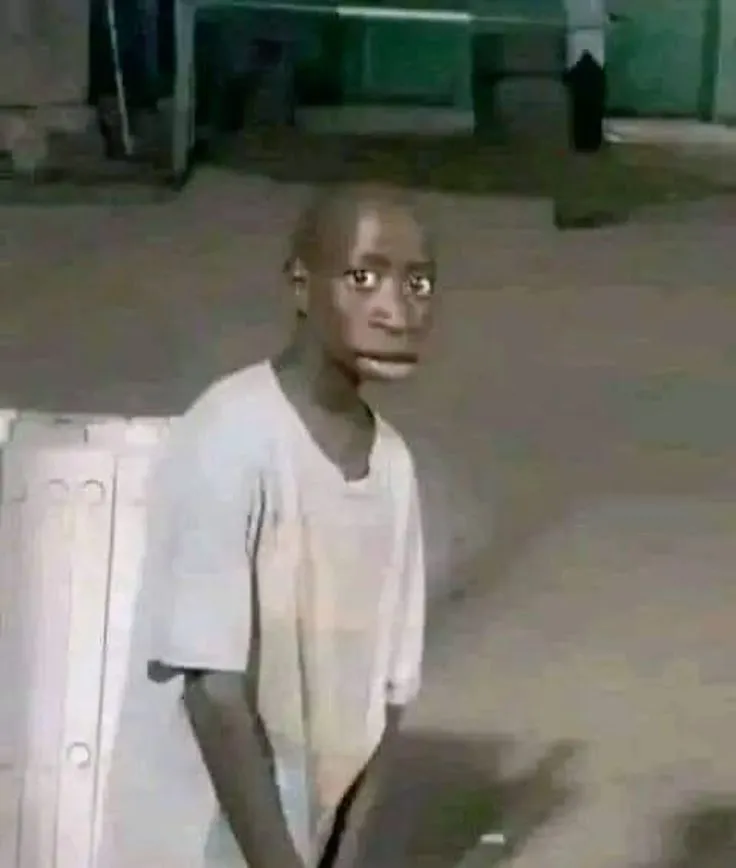 Hình vui người da đen cười nụ cười mỉa mai