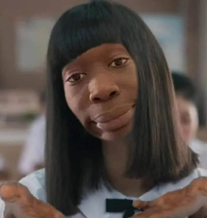 Hình ghép hài người da đen đứng lặng miệng mỉm