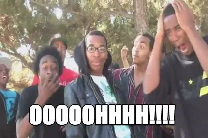 Hình vui anh da màu nhìn camera cười duyên dáng