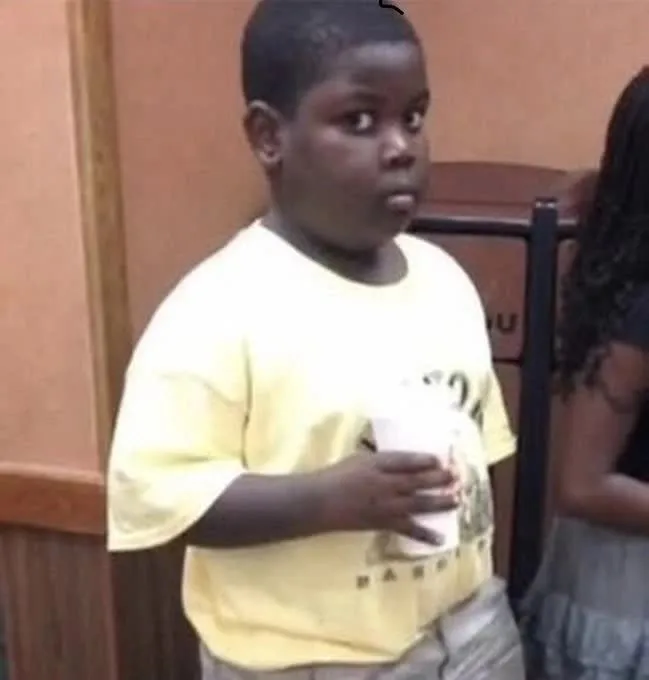 Ảnh chế chàng trai da màu khoanh tay mỉm cười