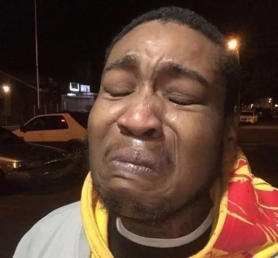 Ảnh hài anh da màu giơ ngón tay chọc tức