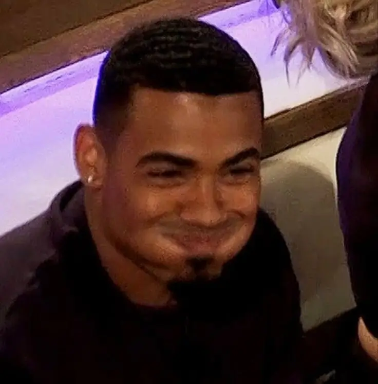 Hình vui chàng trai da màu lắc đầu cà khia