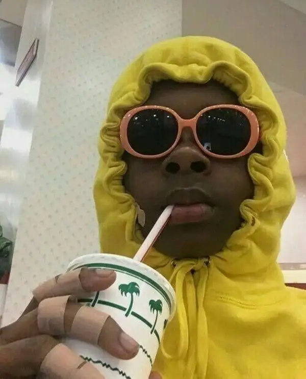 Hình người đàn ông da đen giơ tay bất lực