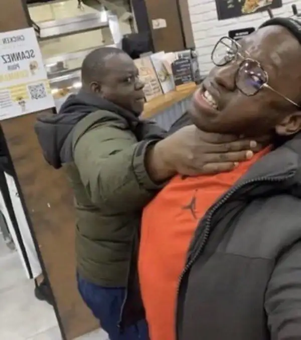 Ảnh vui chàng trai da màu nhún vai bĩu môi