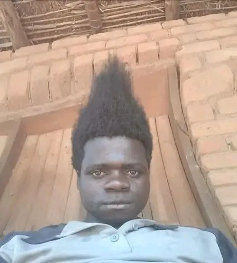 Hình người da đen đứng giơ một tay