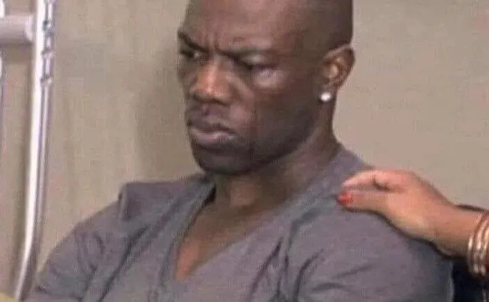 Ảnh vui anh da màu chống cằm nửa miệng cười