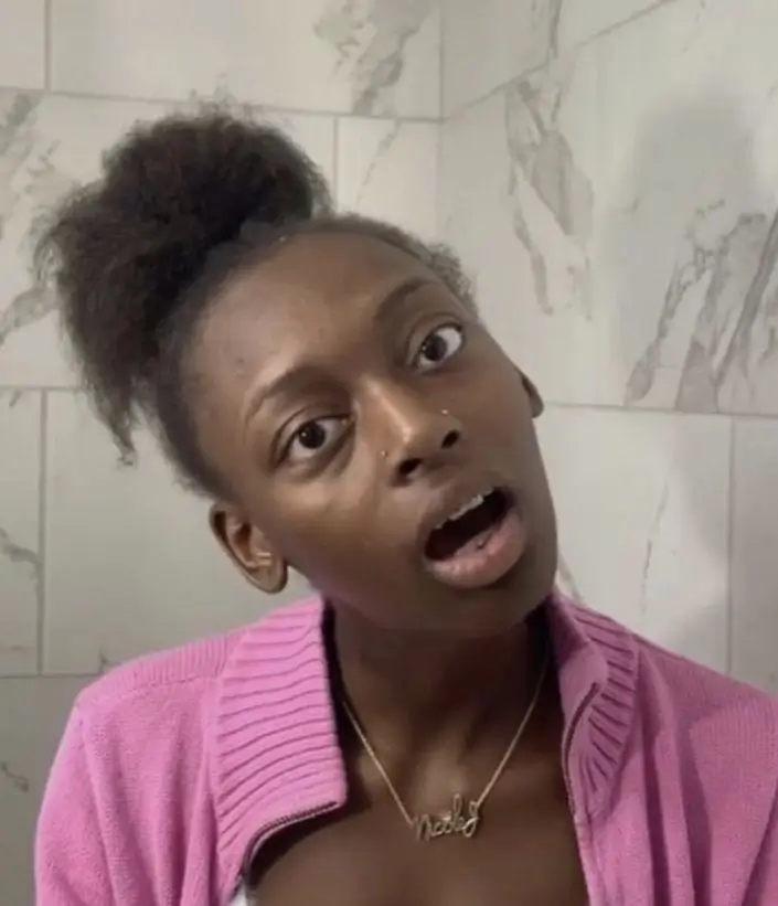 Ảnh ghép hài anh da màu đứng chễm chệ hài