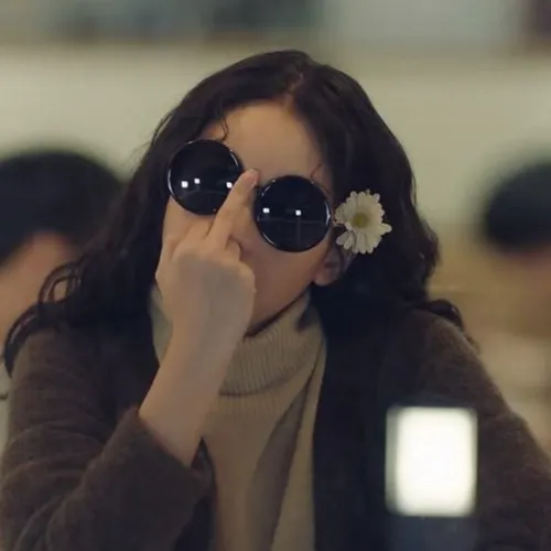 Ảnh troll ánh mắt liếc ngang nhẹ mà toát ra khí chê khéo