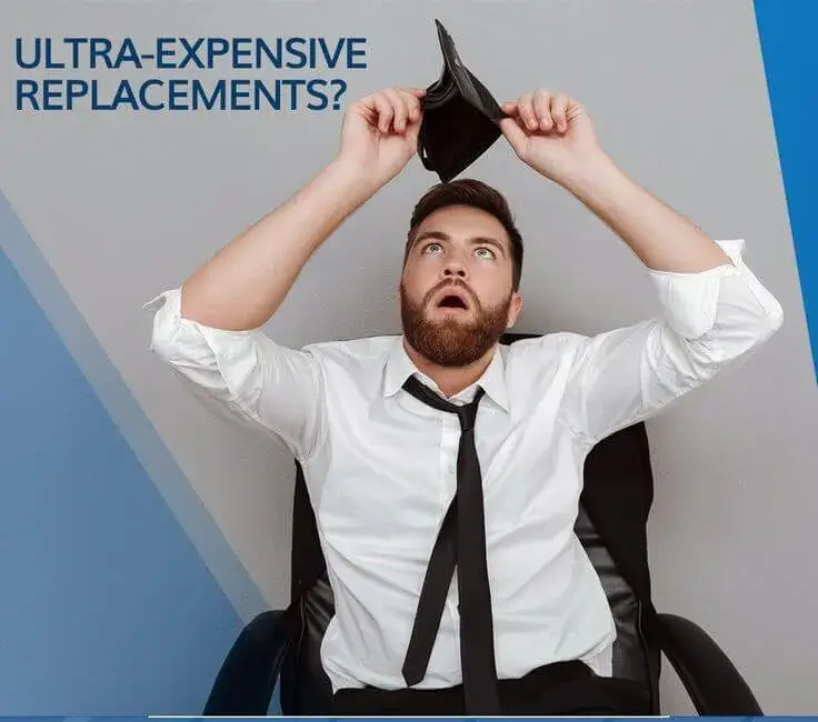 Ảnh meme ví trống rỗng nụ cười gượng gạo