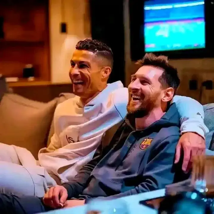 Ảnh chế Ronaldo “Siu” và Messi “Goat” cực mặn