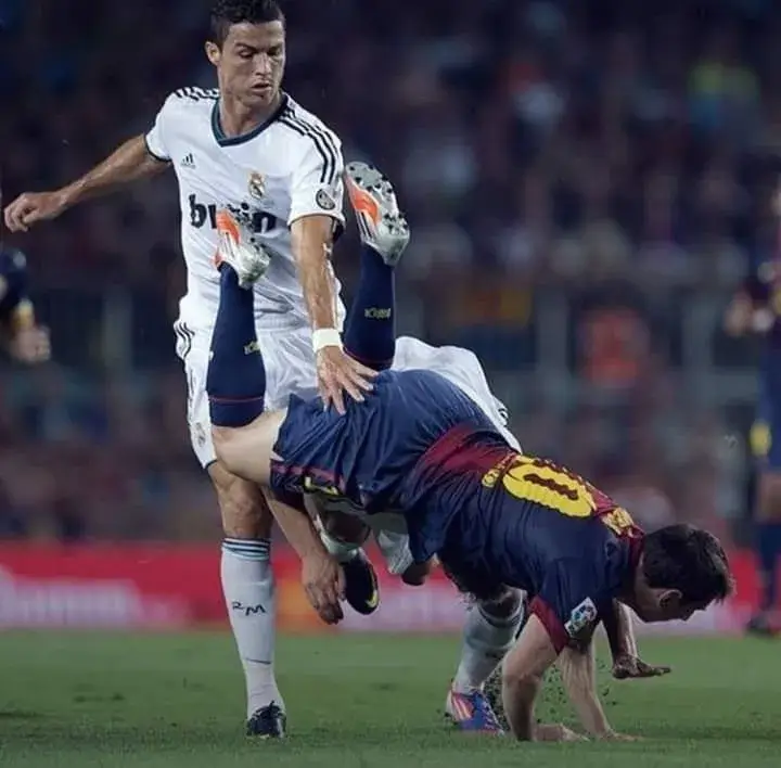 Hình chế Ronaldo và Messi khiến dân mạng cười bò