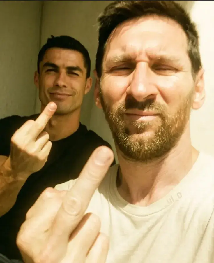 Ảnh chế Ronaldo cùng Messi giơ ngón tay thối