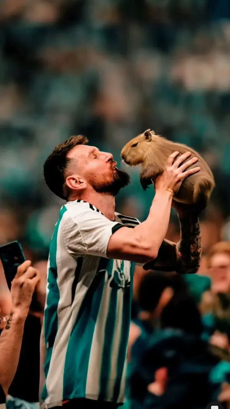 Meme Messi hắt hơi trên sân nhìn cực dễ thương
