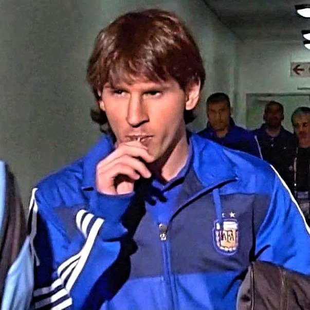 Biểu cảm Messi khi fan xin chữ ký bất ngờ