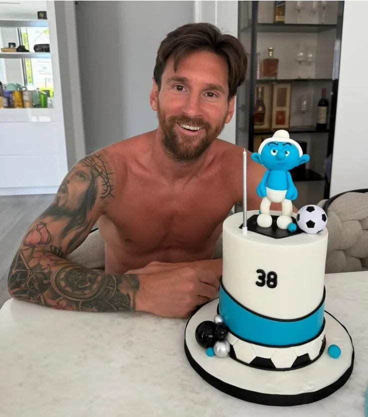 Khi Messi nhìn camera với nụ cười cực troll