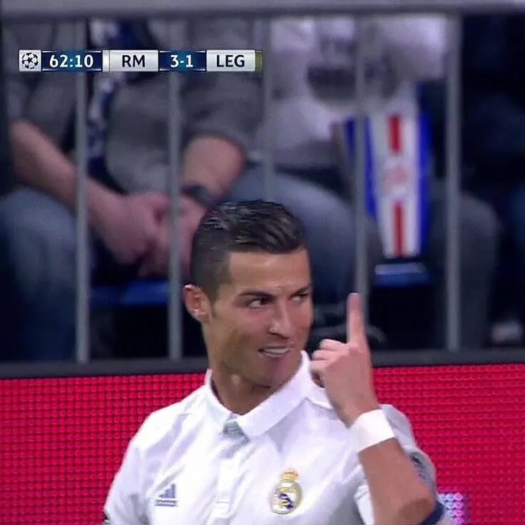 Meme Ronaldo biểu cảm chỉ tay