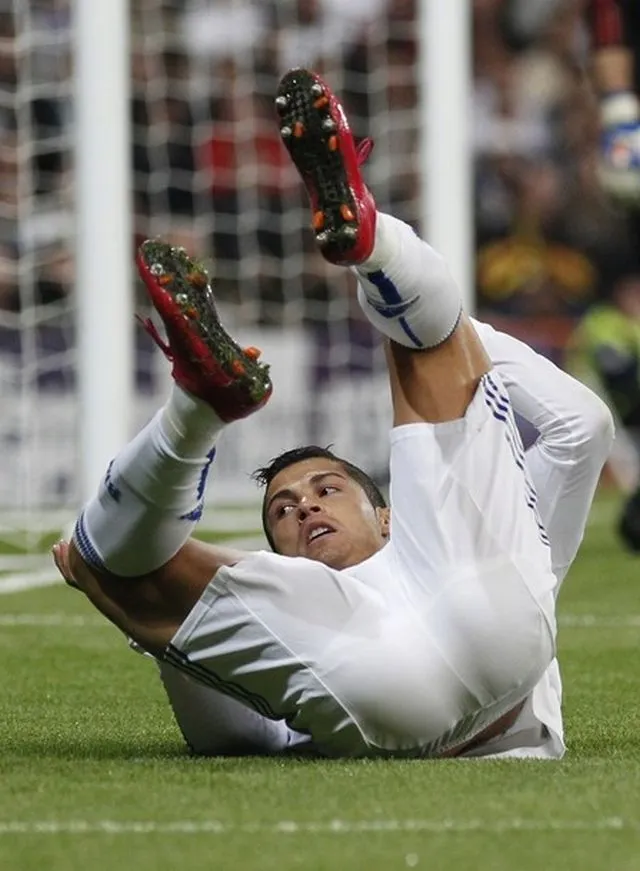 Hình chế Ronaldo ngáo ngáo té chổng mông