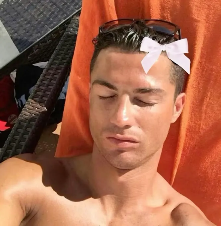 Meme Ronaldo ngồi tắm nắng