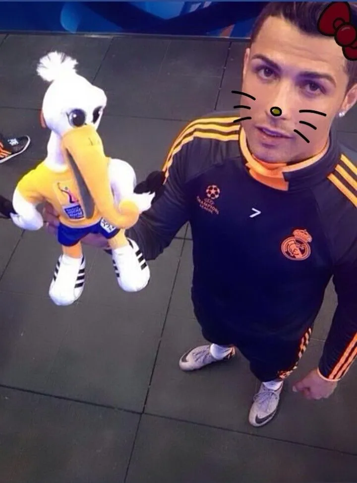 Ảnh troll Ronaldo cười ná thở, ai xem cũng mê