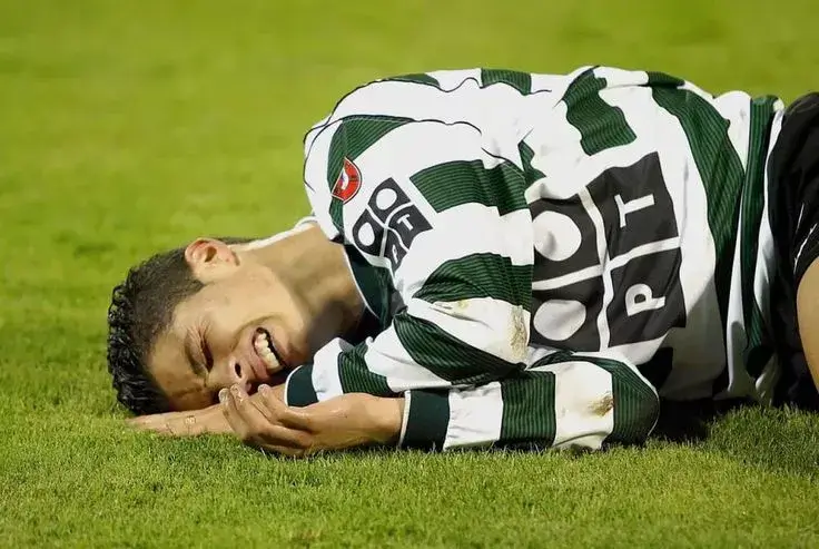 Biếm họa Ronaldo nằm ăn vạ