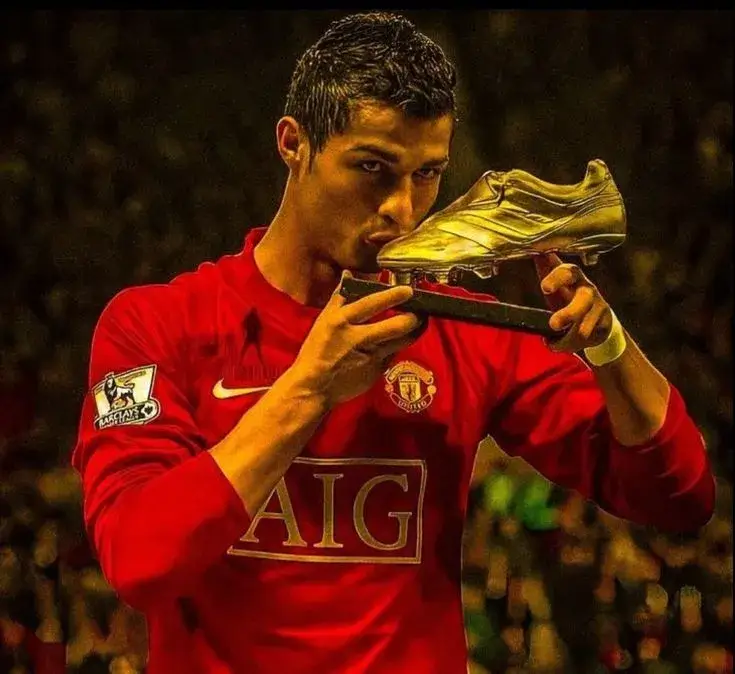 Meme Ronaldo mặt lạnh tanh hôn chiếc giầy vàng