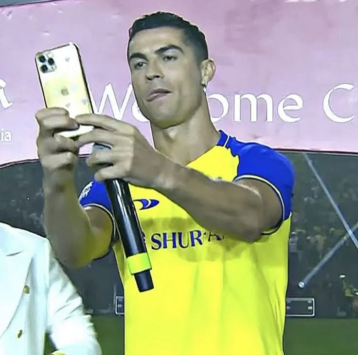 Biếm họa Ronaldo troll fan khi selfie