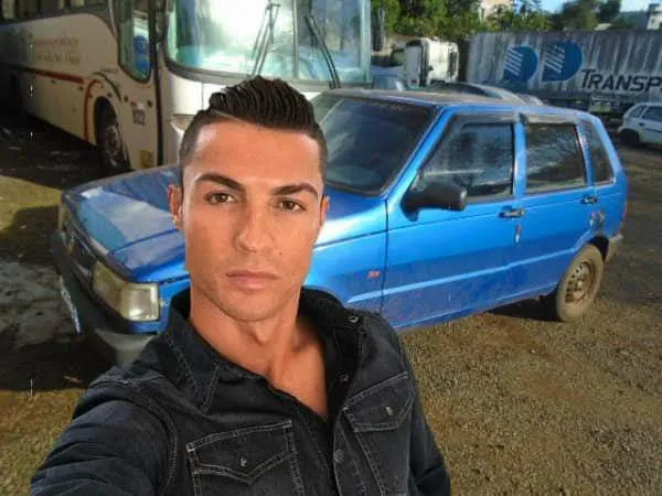 Meme Ronaldo cute bên chiếc xe cũ