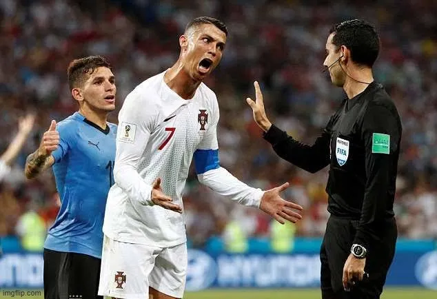 Ronaldo gân cổ lên cãi trọng tài