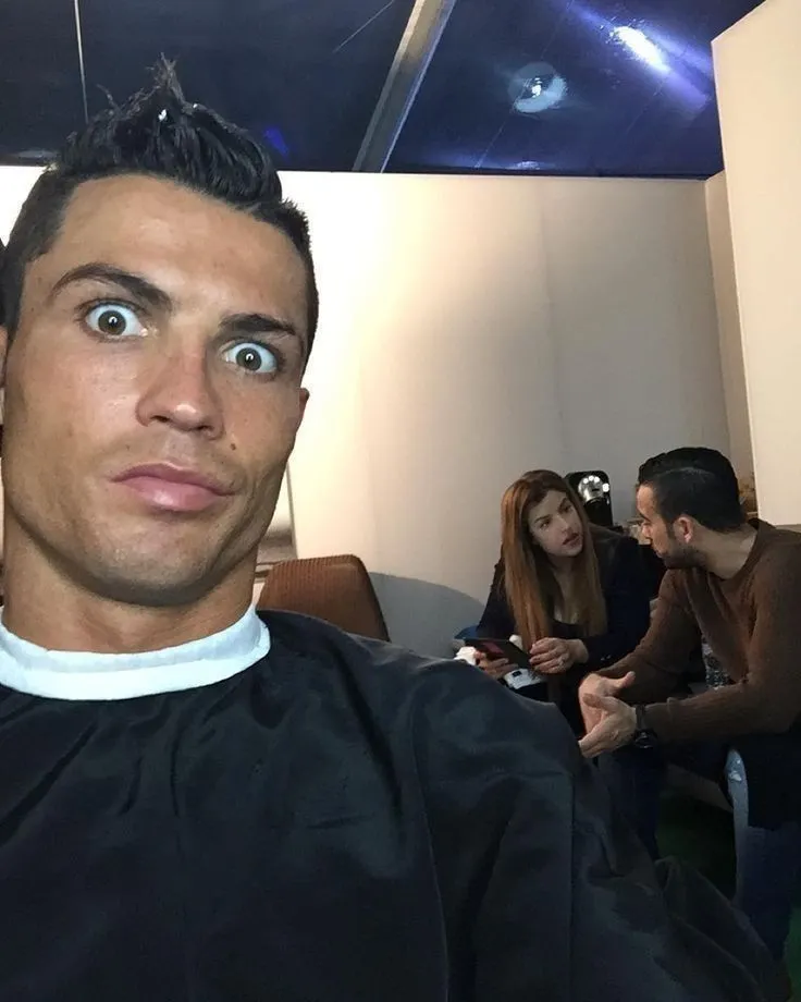 Meme Ronaldo cười khẩy trợn mắt