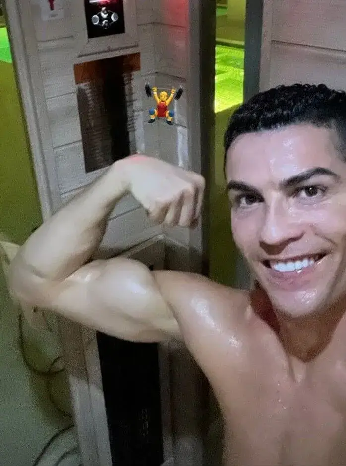 Meme Ronaldo khoe cơ bắp