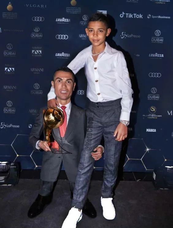 Biếm họa Ronaldo siêu tí hon