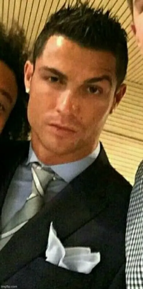 Meme Ronaldo lầy khỏi bàn