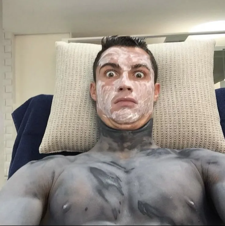 Meme Ronaldo nằm đắp mặt nạ siêu mặn